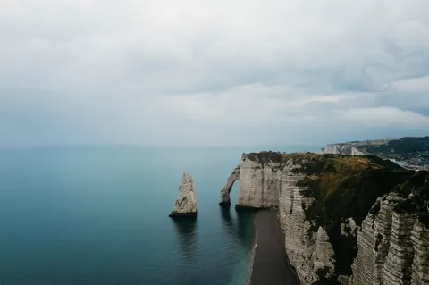 Fond d'écran Falaise sur l'océan 4K · ocean · 3840×2556
