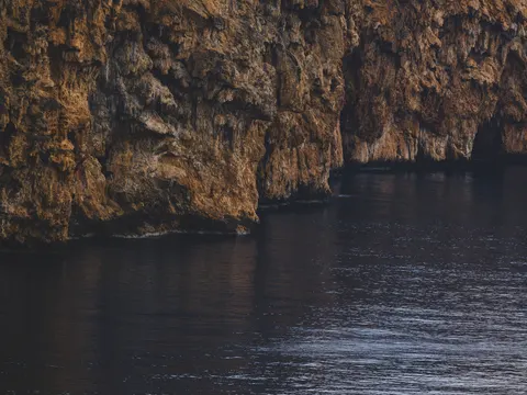 Fond d'écran Falaise sur l'océan 4K · ocean · 3840×2880