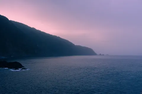 Fond d'écran Falaise sur l'océan 4K · ocean · 3840×2560