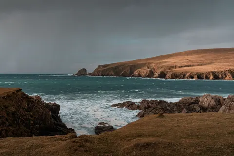 Fond d'écran Falaise sur l'océan 4K · ocean · 3840×2560