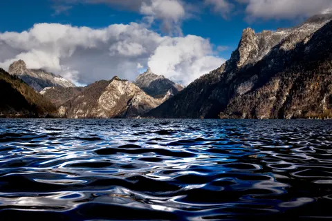 山中湖泊 4K壁纸 · mountains · 3840×2560
