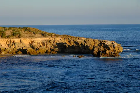 Fond d'écran Falaise sur l'océan 4K · ocean · 3840×2560