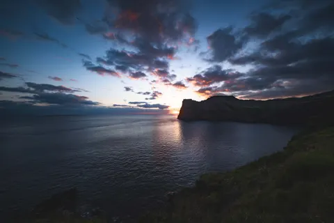 Fond d'écran Falaise sur l'océan 4K · ocean · 3840×2560