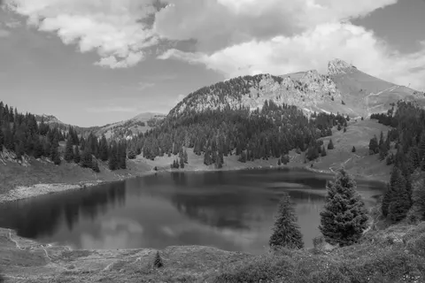 Bergsee 4K Hintergrundbild · mountains · 3840×2558