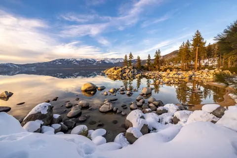 山中湖泊 4K壁纸 · mountains · 3840×2561