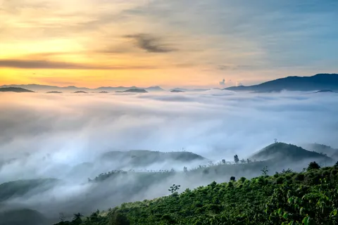 薄霧山谷 4K桌布 · nature · 3840×2561