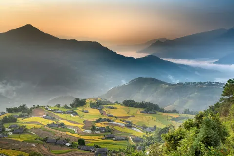 Misty Valley 4K Wallpaper · nature · 3840×2561