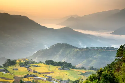 Misty Valley 4K Wallpaper · nature · 3840×2562