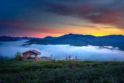 Misty Valley 4K Wallpaper · nature · 3840×2561