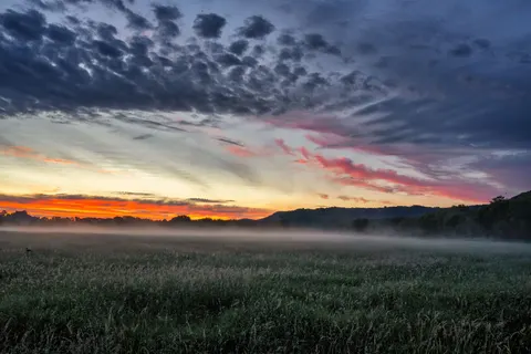 안개 낀 계곡 4K 배경화면 · nature · 3840×2560