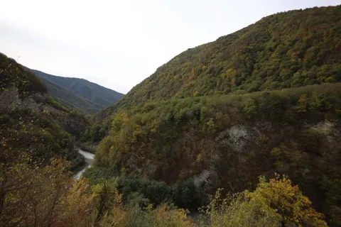 Herbstfluss 4K Hintergrundbild · nature · 3840×2560