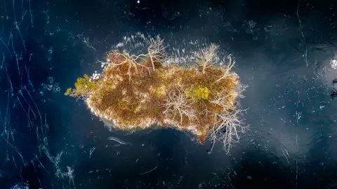 والپیپر جزیره از نمای هوایی با کیفیت 4K · ocean · 3840×2160