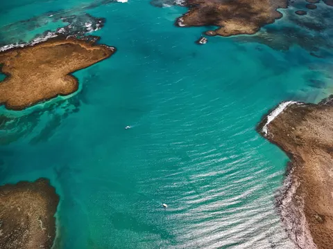 Sfondo Isola dal Drone 4K · ocean · 3840×2880
