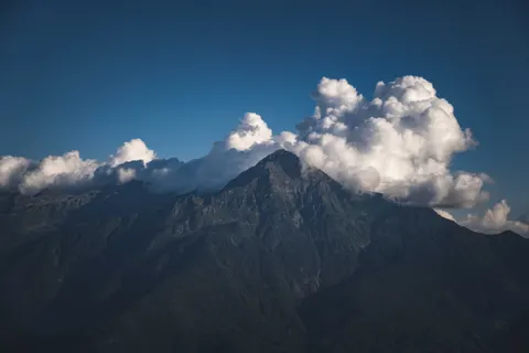 Above the Clouds 4K Wallpaper · mountains · 3840×2560