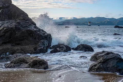 Rocky Shore 4K Wallpaper · ocean · 3840×2560