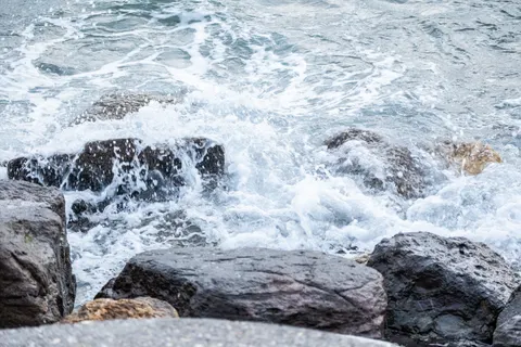 Rocky Shore 4K Wallpaper · ocean · 3840×2560