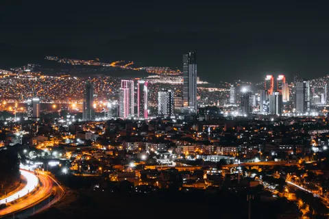 Fond d'écran Skyline nocturne 4K · city · 3840×2560