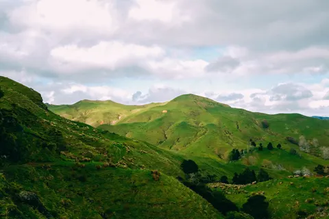 خلفية تلال خضراء بدقة 4K · nature · 3840×2560