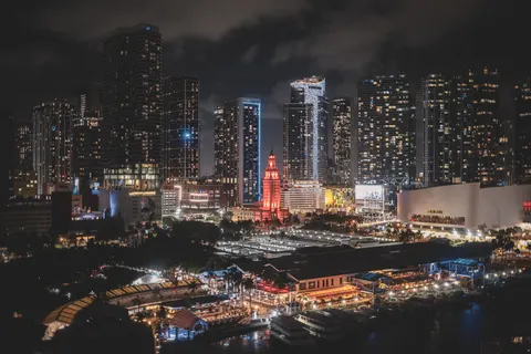 夜の都市スカイライン 4K壁紙 · city · 3840×2560