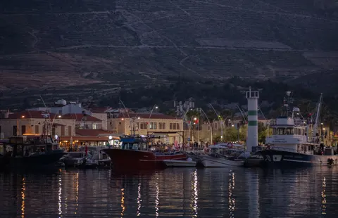 Coastal Harbor 4K Wallpaper · ocean · 3840×2478