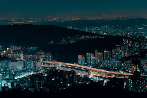 Fond d'écran Skyline nocturne 4K · city · 3840×2561