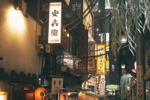 Wallpaper Jalan Kota Neon 4K · city · 3840×2560