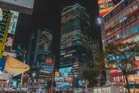 خلفية شارع مدينة النيون بدقة 4K · city · 3840×2560