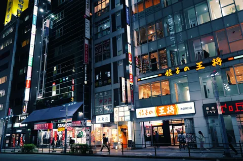 네온 도시 거리 4K 배경화면 · city · 3840×2556