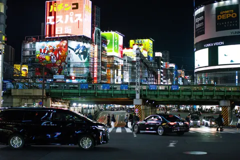 네온 도시 거리 4K 배경화면 · city · 3840×2560