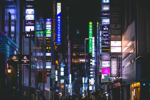 خلفية شارع مدينة النيون بدقة 4K · city · 3840×2560