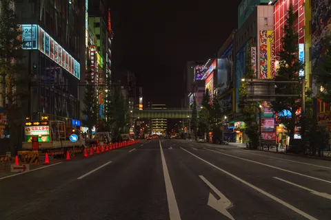 नियॉन शहर की गली 4K वॉलपेपर · city · 3840×2561