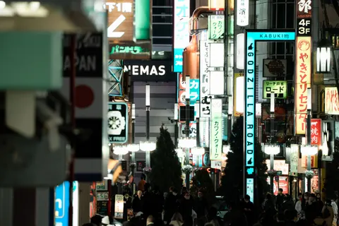 والپیپر خیابان نئونی شهر با کیفیت 4K · city · 3840×2560