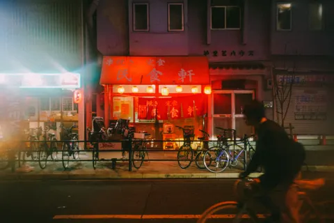 والپیپر خیابان نئونی شهر با کیفیت 4K · city · 3840×2560