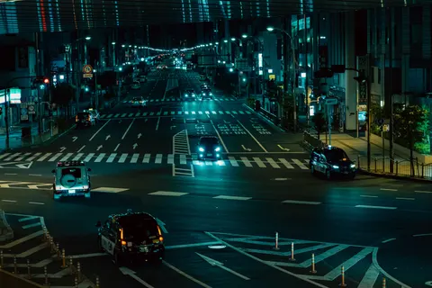 네온 도시 거리 4K 배경화면 · city · 3840×2560