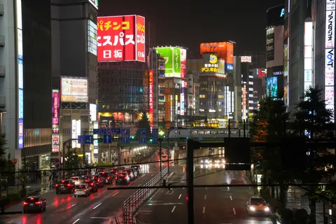 Wallpaper Jalan Kota Neon 4K · city · 3840×2560