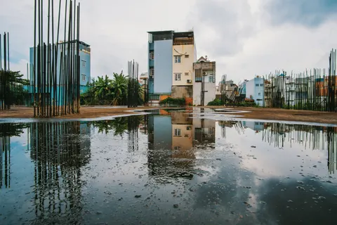 خلفية شارع ممطر بدقة 4K · city · 3840×2560