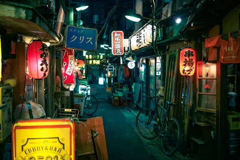 네온 도시 거리 4K 배경화면 · city · 3840×2561