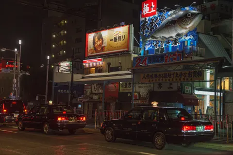 Fondo de pantalla Calle de Neón 4K · city · 3840×2561
