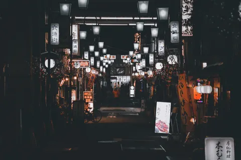 네온 도시 거리 4K 배경화면 · city · 3840×2560