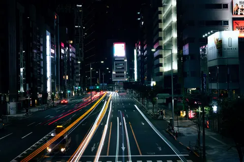 네온 도시 거리 4K 배경화면 · city · 3840×2555