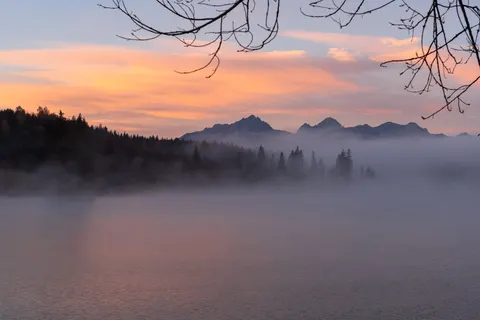 Papel de parede Lago de Montanha na Névoa 4K · nature · 3840×2560