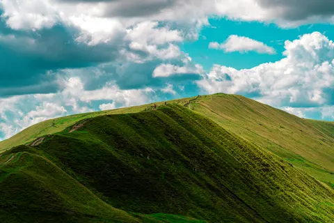 خلفية تلال خضراء بدقة 4K · nature · 3840×2560