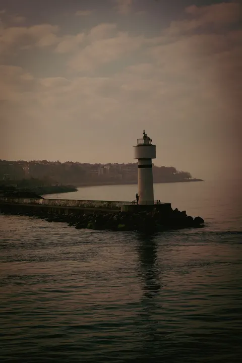 Lighthouse Phone Wallpaper · vertical · 1440×2160