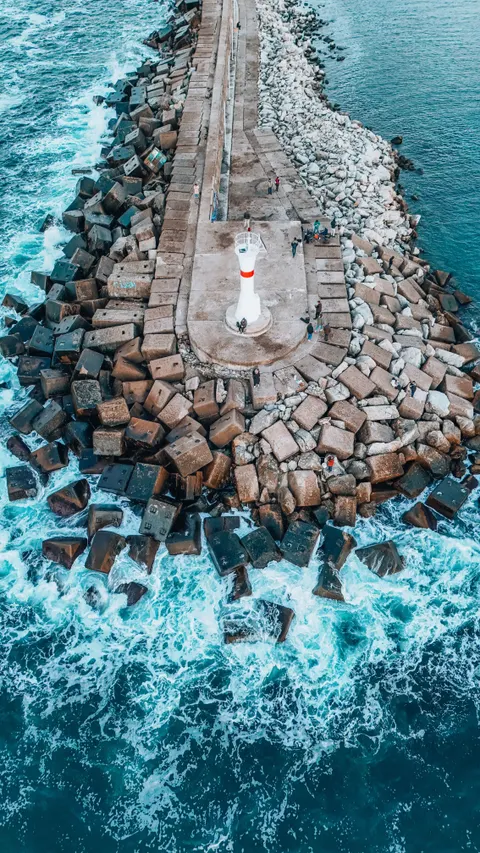 Lighthouse Phone Wallpaper · vertical · 1440×2560