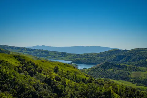 خلفية تلال خضراء بدقة 4K · nature · 3840×2560