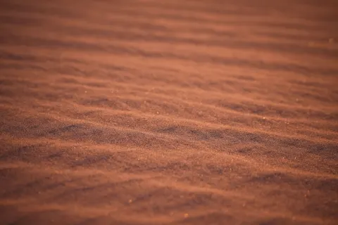 Fondo de pantalla Ondulaciones de arena 4K · minimal · 3840×2560