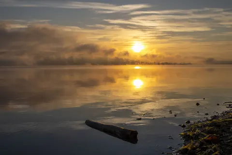 Papel de parede Lago de Montanha na Névoa 4K · nature · 3840×2560