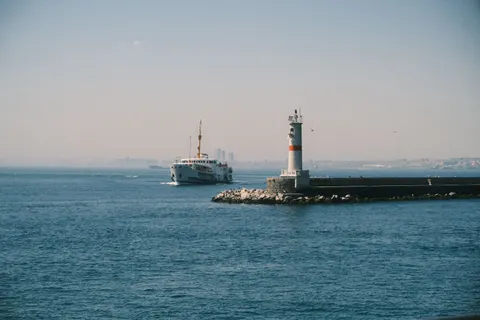 Обои Маяк на побережье 4K · ocean · 3840×2560
