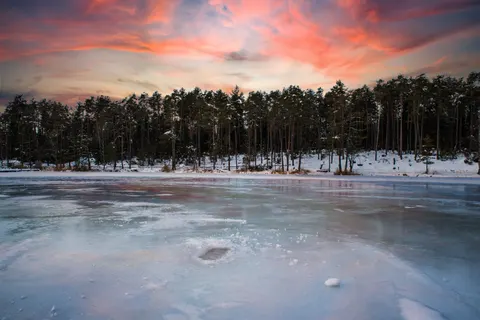 Frozen Lake 4K Wallpaper · nature · 3840×2563