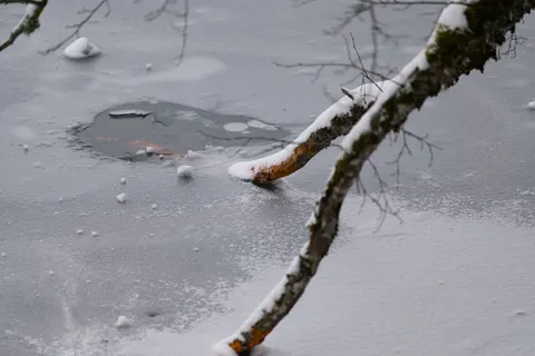 Frozen Lake 4K Wallpaper · nature · 3840×2558